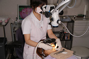 歯科衛生士使用のマイクロスコープ（顕微鏡）治療：大阪市中央区玉造のカガミ歯科医院